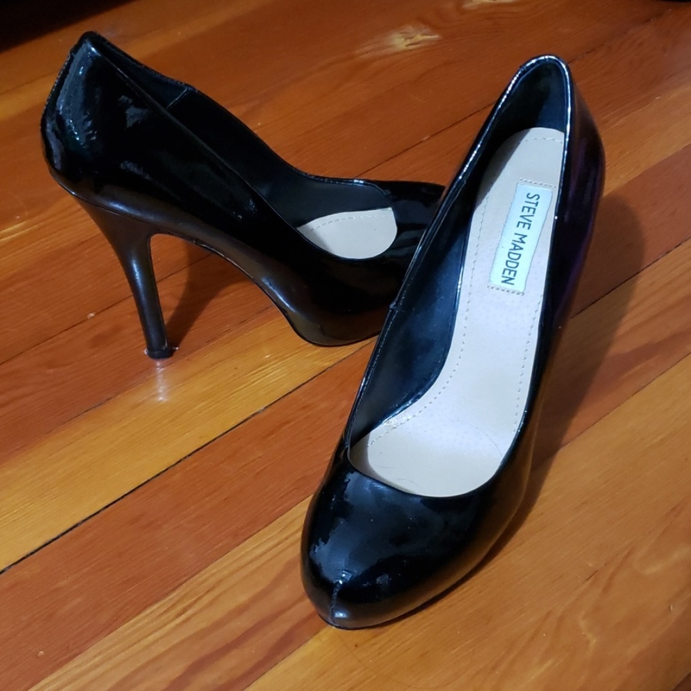 Black patent leather pumps